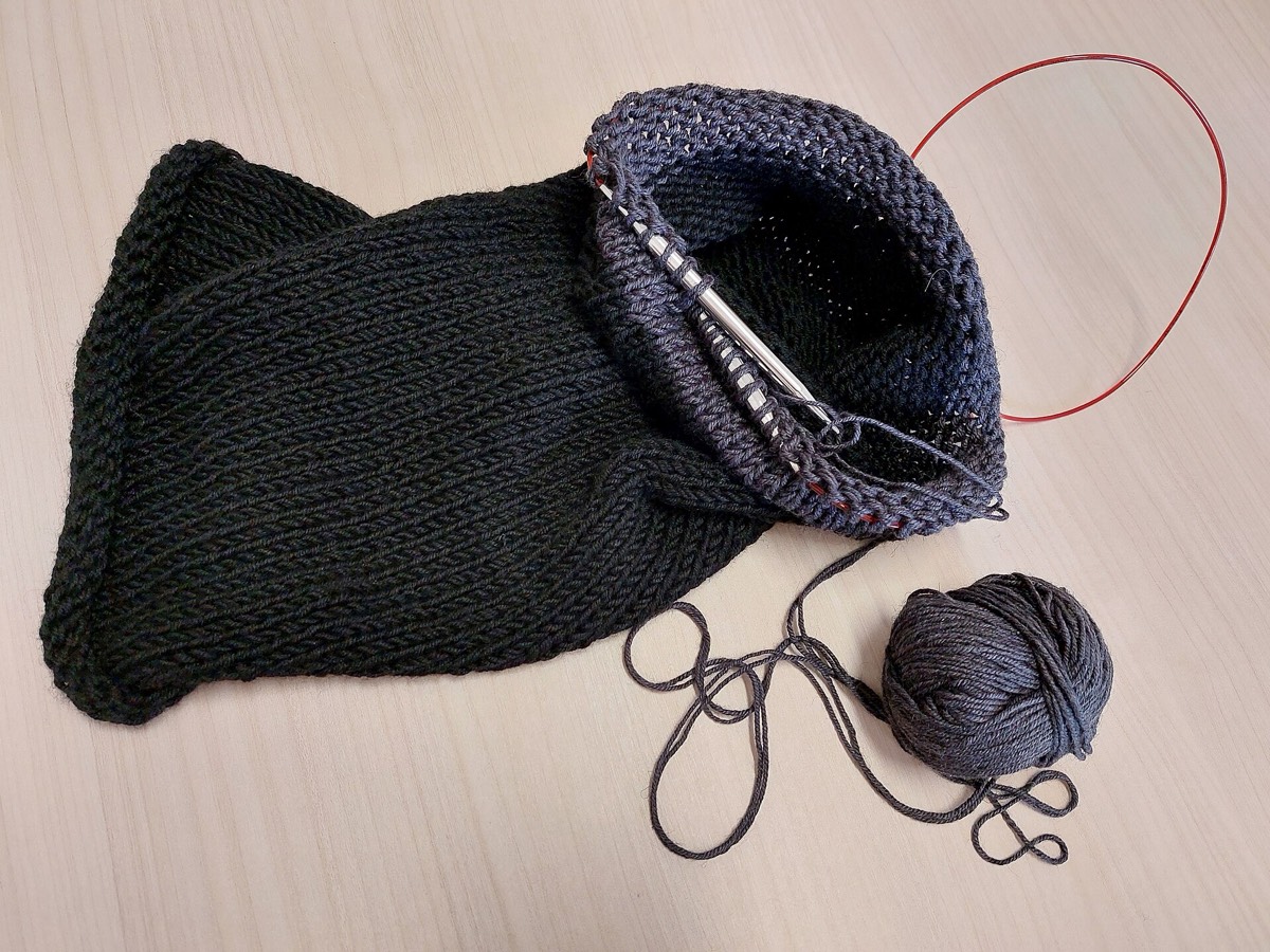 Knitting a wool hat on circular needles